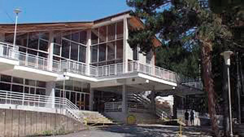 Траже смену новог директора